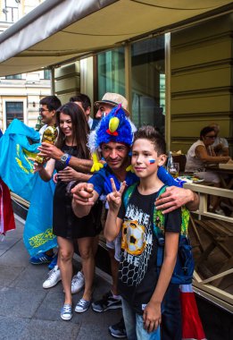 Moscow, Rusya Federasyonu - 14 Temmuz 2018: Fransız Nikolskaya Caddesi'nde bayraklı fanlar