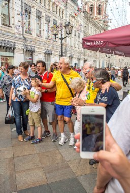 Moskova, Rusya - 14 Temmuz 2018: Nikolskaya Caddesi'nde bayraklı hayranları
