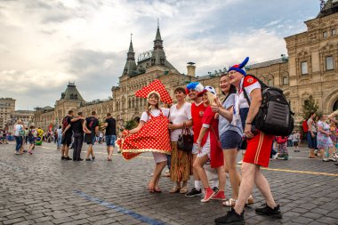 Moskova, Rusya - 14 Temmuz 2018: 2018 Dünya Kupası Kızıl Meydanı Moskova'hayranları