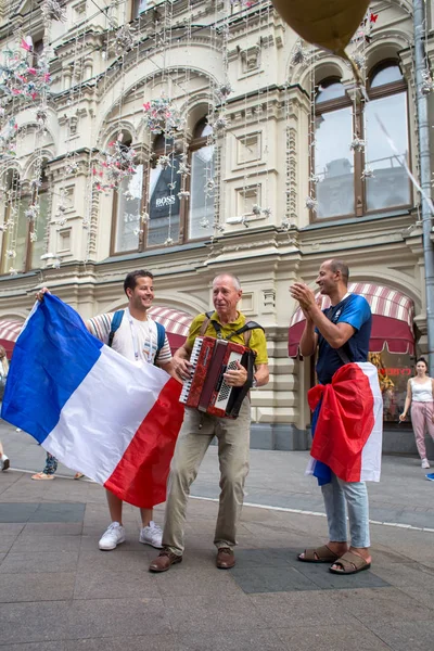 Moskva Rusko Července 2018 Francouzské Fanoušci Vlajkou Nikolskaya Street — Stock fotografie