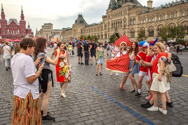 Moskova, Rusya - 14 Temmuz 2018: 2018 Dünya Kupası Kızıl Meydanı Moskova'hayranları
