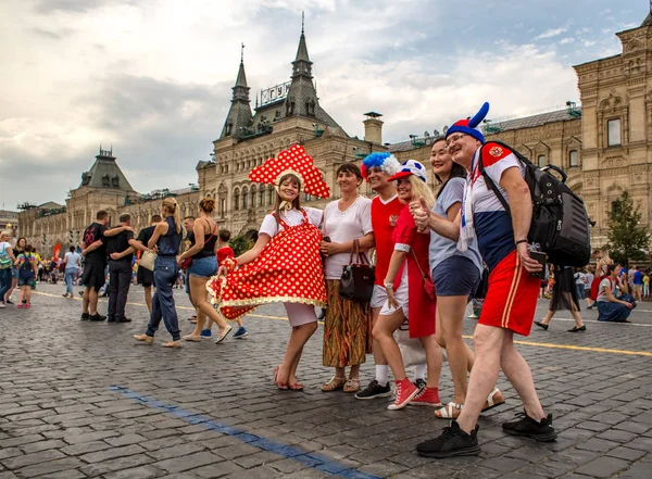 Moskova, Rusya - 14 Temmuz 2018: 2018 Dünya Kupası Kızıl Meydanı Moskova'hayranları