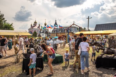 Byvalino, Pavlovo-posadsky alan, Moscow region, Rusya Federasyonu - 15 Temmuz 2018: XIII Byvalinsky festivalini Forge sanat etkinlikleri