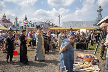 Byvalino, Pavlovo-posadsky alan, Moscow region, Rusya Federasyonu - 15 Temmuz 2018: XIII Byvalinsky festivalini Forge sanat etkinlikleri