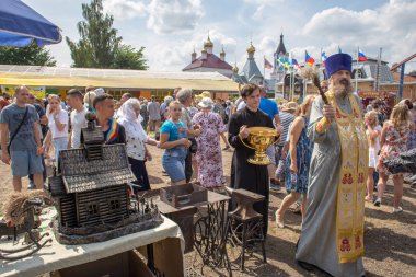 Byvalino, Pavlovo-posadsky alan, Moscow region, Rusya Federasyonu - 15 Temmuz 2018: XIII Byvalinsky festivalini Forge sanat etkinlikleri