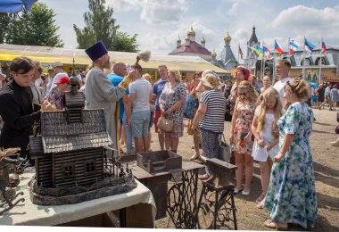 Byvalino, Pavlovo-posadsky alan, Moscow region, Rusya Federasyonu - 15 Temmuz 2018: XIII Byvalinsky festivalini Forge sanat etkinlikleri