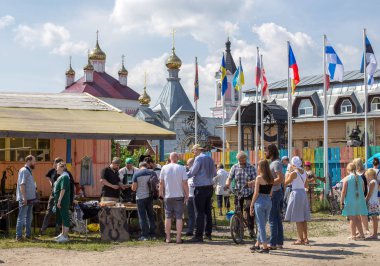 Byvalino, Pavlovo-posadsky alan, Moscow region, Rusya Federasyonu - 15 Temmuz 2018: XIII Byvalinsky festivalini Forge sanat etkinlikleri
