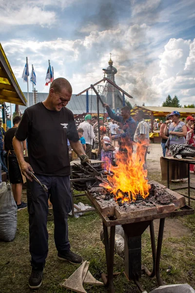 Byvalino, Pavlovo-posadsky alan, Moscow region, Rusya Federasyonu - 15 Temmuz 2018: XIII Byvalinsky festivalini Forge sanat etkinlikleri