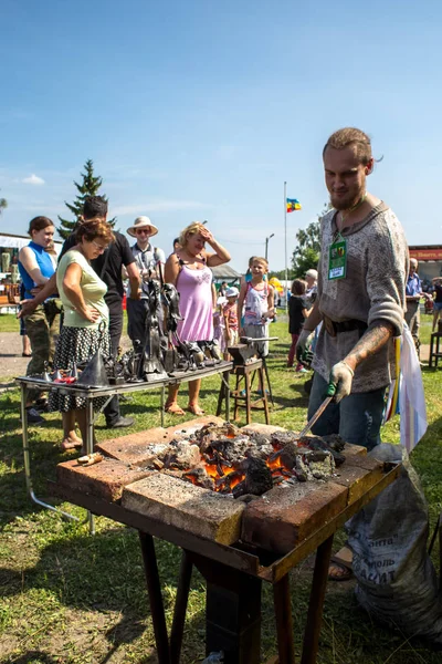 Byvalino, Pavlovo-posadsky alan, Moscow region, Rusya Federasyonu - 15 Temmuz 2018: XIII Byvalinsky festivalini Forge sanat etkinlikleri
