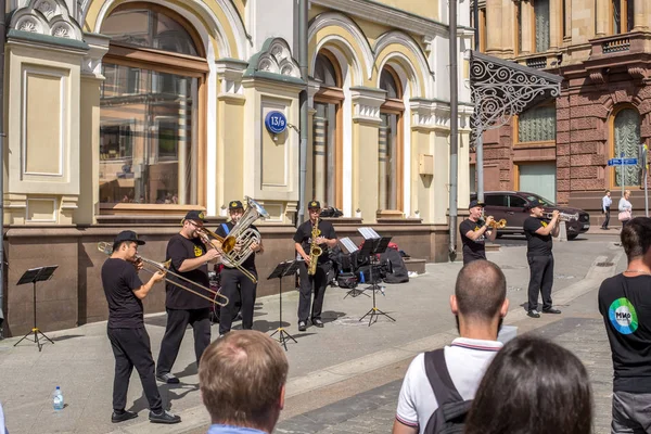 Moskou Rusland Juli 2018 Muzikanten Van Fanfare Kuznetsky Brug Warme — Stockfoto
