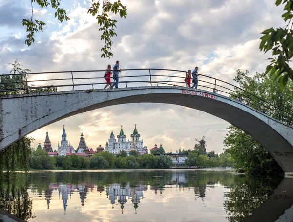 莫斯科 俄罗斯 2018年7月22日 一个夏季景观俯瞰 Izmaylovsky 克里姆林宫和桥上岛上的房地产 Izmailovo — 图库照片