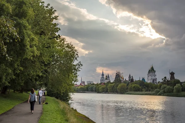 Moskou Rusland Juli 2018 Mensen Lopen Warme Zomeravond Het Park — Stockfoto