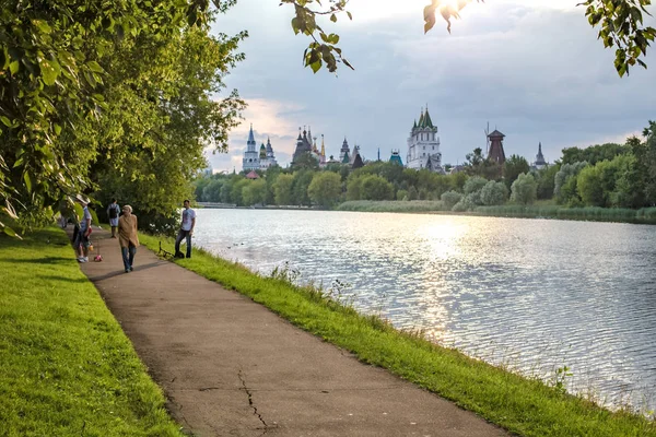 Moscú Rusia Julio 2018 Gente Camina Cálida Noche Verano Parque —  Fotos de Stock