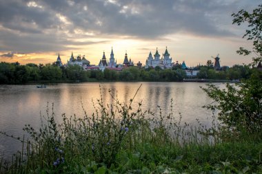 Sıcak yaz akşamları tekne yüzen ile bir su birikintisi yaz peyzaj