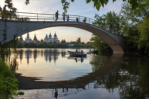 莫斯科 俄罗斯 2018年7月21日 一个池塘的夏季景观 Izmailovo 俯瞰克里姆林宫 — 图库照片