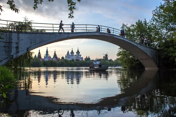 Moskwa Rosja Lipca 2018 Summer Krajobraz Stawie Nieruchomości Widokiem Kreml — Zdjęcie stockowe
