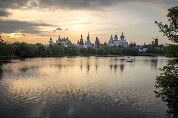 Літній Пейзаж Ставку Плавучими Човнами Теплий Літній Вечір — стокове фото