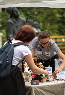 Moskova, Rusya - 26 Temmuz 2018: İnsanlar doğa adil Hayır yabancı Edebiyat Kütüphanesi'için World Wide Fund