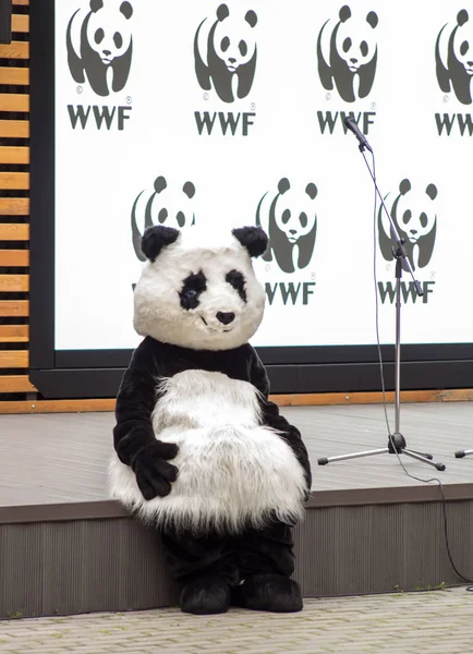 Moskova, Rusya - 26 Temmuz 2018: İnsanlar doğa adil Hayır yabancı Edebiyat Kütüphanesi'için World Wide Fund