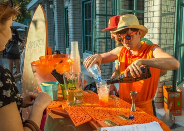 Moscow, Rusya Federasyonu - 29 Temmuz 2018: Barmen Moskova Grand Italia Fest Festivali İtalya bir bahçe Hermitage kokteyl aşçılar