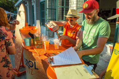 Moscow, Rusya Federasyonu - 29 Temmuz 2018: Barmen Moskova Grand Italia Fest Festivali İtalya bir bahçe Hermitage kokteyl aşçılar