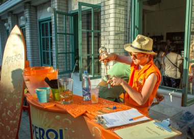 Moscow, Rusya Federasyonu - 29 Temmuz 2018: Barmen Moskova Grand Italia Fest Festivali İtalya bir bahçe Hermitage kokteyl aşçılar