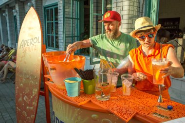 Moscow, Rusya Federasyonu - 29 Temmuz 2018: Barmen Moskova Grand Italia Fest Festivali İtalya bir bahçe Hermitage kokteyl aşçılar