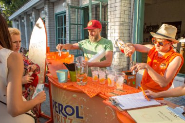 Moscow, Rusya Federasyonu - 29 Temmuz 2018: Barmen Moskova Grand Italia Fest Festivali İtalya bir bahçe Hermitage kokteyl aşçılar