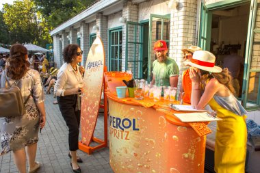 Moscow, Rusya Federasyonu - 29 Temmuz 2018: Barmen Moskova Grand Italia Fest Festivali İtalya bir bahçe Hermitage kokteyl aşçılar