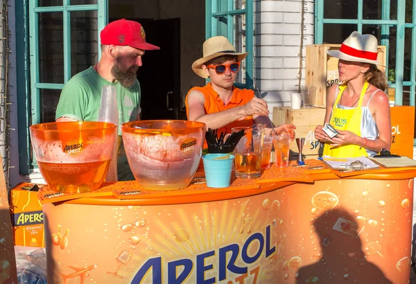 Moscow, Rusya Federasyonu - 29 Temmuz 2018: Barmen Moskova Grand Italia Fest Festivali İtalya bir bahçe Hermitage kokteyl aşçılar