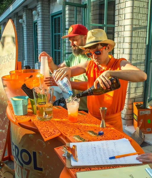 Moscow, Rusya Federasyonu - 29 Temmuz 2018: Barmen Moskova Grand Italia Fest Festivali İtalya bir bahçe Hermitage kokteyl aşçılar