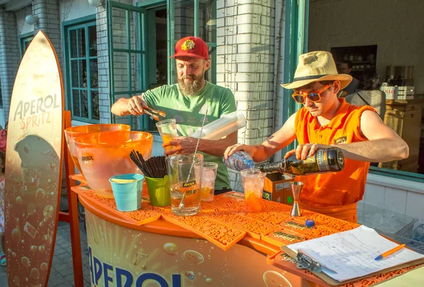 Moscow, Rusya Federasyonu - 29 Temmuz 2018: Barmen Moskova Grand Italia Fest Festivali İtalya bir bahçe Hermitage kokteyl aşçılar