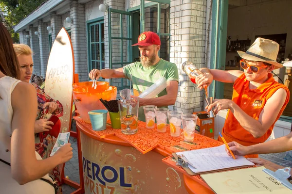 Moscow, Rusya Federasyonu - 29 Temmuz 2018: Barmen Moskova Grand Italia Fest Festivali İtalya bir bahçe Hermitage kokteyl aşçılar