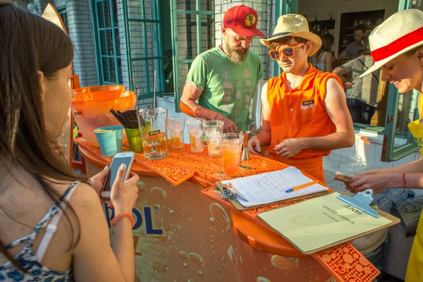 Moskou Rusland Juli 2018 Barman Kookt Cocktail Het Festival Moskou — Stockfoto