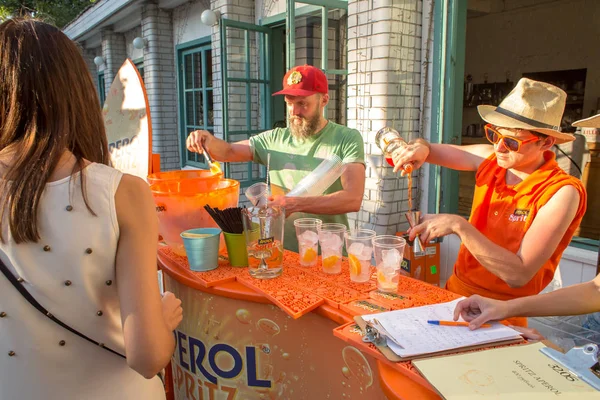 Moscow, Rusya Federasyonu - 29 Temmuz 2018: Barmen Moskova Grand Italia Fest Festivali İtalya bir bahçe Hermitage kokteyl aşçılar