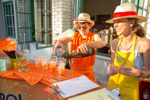 Moscow, Rusya Federasyonu - 29 Temmuz 2018: Barmen Moskova Grand Italia Fest Festivali İtalya bir bahçe Hermitage kokteyl aşçılar