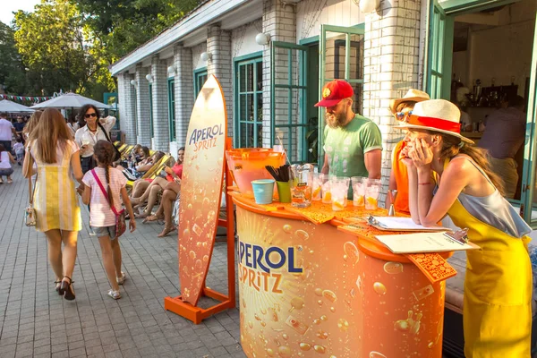 Moskou Rusland Juli 2018 Barman Kookt Cocktail Het Festival Moskou — Stockfoto