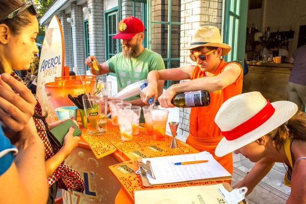 Moscow, Rusya Federasyonu - 29 Temmuz 2018: Barmen Moskova Grand Italia Fest Festivali İtalya bir bahçe Hermitage kokteyl aşçılar