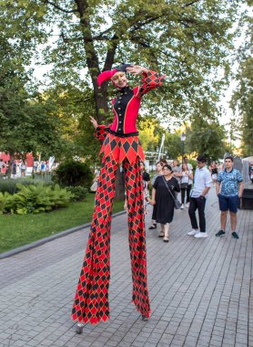 Moskova, Rusya - 29 Temmuz 2018: İnsanlar Moskova Festivali İtalya Grand Italia Fest Hermitage bahçesinde