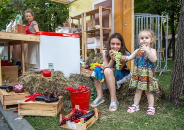 Moskova, Rusya - 29 Temmuz 2018: İnsanlar Moskova Festivali İtalya Grand Italia Fest Hermitage bahçesinde