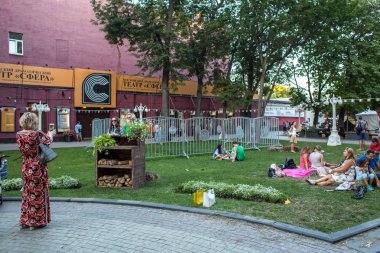 Moskova, Rusya - 29 Temmuz 2018: İnsanlar Moskova Festivali İtalya Grand Italia Fest Hermitage bahçesinde