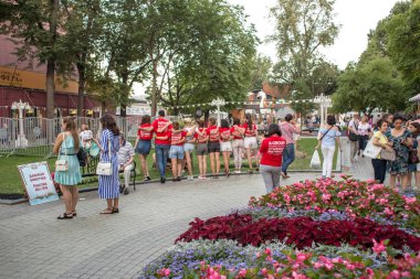 Moskova, Rusya - 29 Temmuz 2018: İnsanlar Moskova Festivali İtalya Grand Italia Fest Hermitage bahçesinde