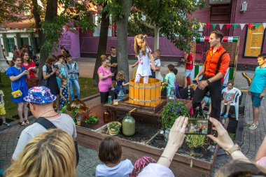 Moscow, Rusya Federasyonu - 29 Temmuz 2018: İnsanlar bir bahçe içinde İtalya'nın Moskova Grand Italia Fest Festivali yarışmalarda basın üzüm için Hermitage katılmak