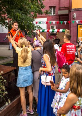 Moscow, Rusya Federasyonu - 29 Temmuz 2018: İnsanlar bir bahçe içinde İtalya'nın Moskova Grand Italia Fest Festivali yarışmalarda basın üzüm için Hermitage katılmak