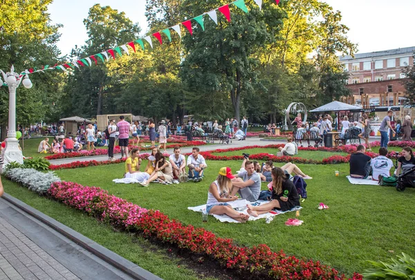 俄罗斯莫斯科 2018年7月29日 意大利莫斯科节日的人们在冬宫花园的盛大意大利节 — 图库照片