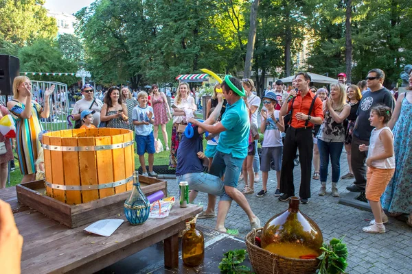 俄罗斯莫斯科 2018年7月29日 人们参加在意大利莫斯科盛大节日的比赛在一个花园的冬宫 按葡萄 — 图库照片