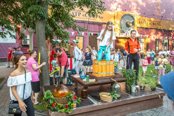 俄罗斯莫斯科 2018年7月29日 人们参加在意大利莫斯科盛大节日的比赛在一个花园的冬宫 按葡萄 — 图库照片