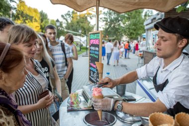 Moskova, Rusya - 29 Temmuz 2018: Dondurma Moskova Grand Italia Fest Festivali İtalya bir bahçe Hermitage satıcı