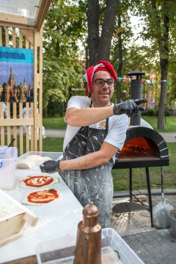 Moscow, Rusya Federasyonu - 29 Temmuz 2018: Aşçı Hermitage Moskova Grand Italia Fest Festivali İtalya bir bahçede Pizza'da pişiren