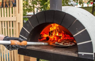 Moscow, Rusya Federasyonu - 29 Temmuz 2018: Aşçı Hermitage Moskova Grand Italia Fest Festivali İtalya bir bahçede Pizza'da pişiren